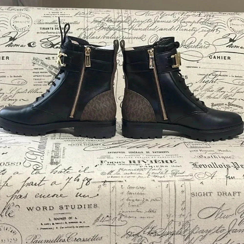 *Final Price* Michael Kors Reed Lace Up Boots black/brown gold logo NEW Size 7.5 - Picture 3 of 7